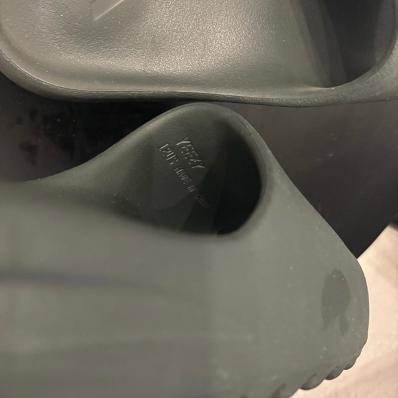 Adidas Yeezy slides dark onyx color - Picture 4 of 5